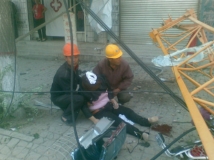 在建高层塔吊突然倒塌，砸伤路人，现实版的死神来了！...
